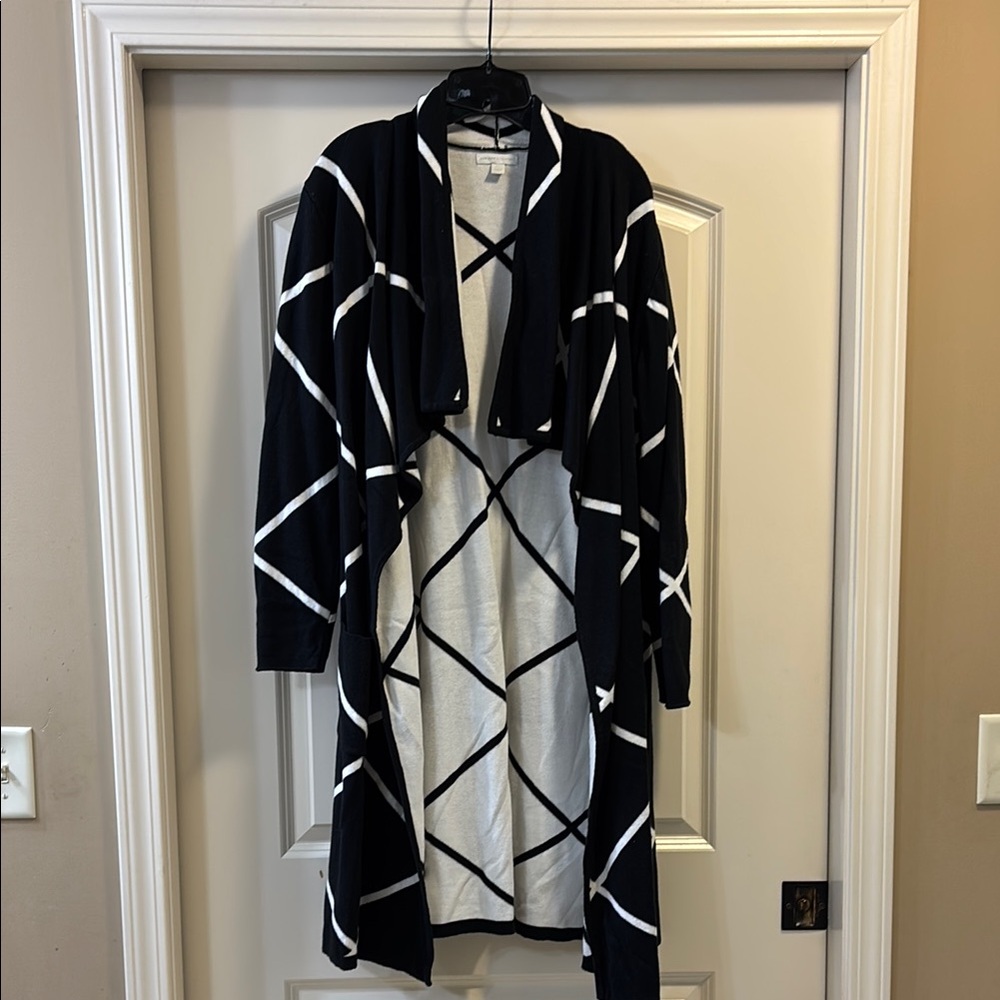 New York & Company Black and White Geometric Sweater